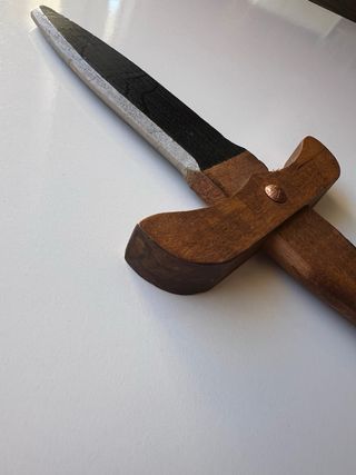 Puñal de madera juguete