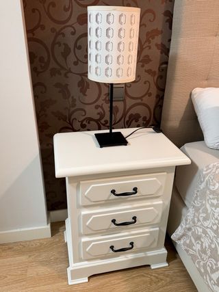2 Mesitas de Noche Blancas con Cajones + Lámpara