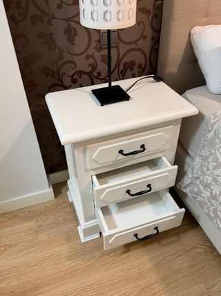 2 Mesitas de Noche Blancas con Cajones + Lámpara
