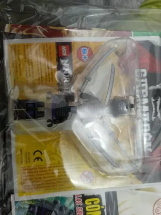 Una revista de dos minifiguras antiguas de ninjago