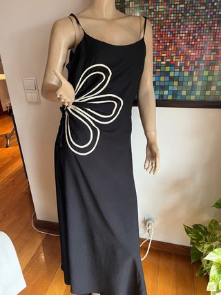 Vestido preto com flor