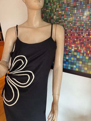 Vestido preto com flor