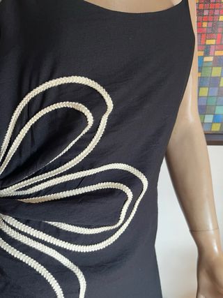 Vestido preto com flor