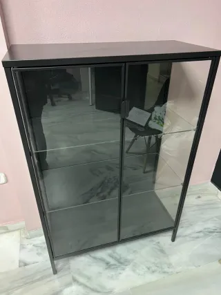 Vitrina expositora negra con puertas de cristal