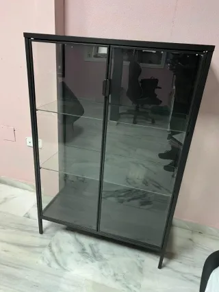 Vitrina expositora negra con puertas de cristal