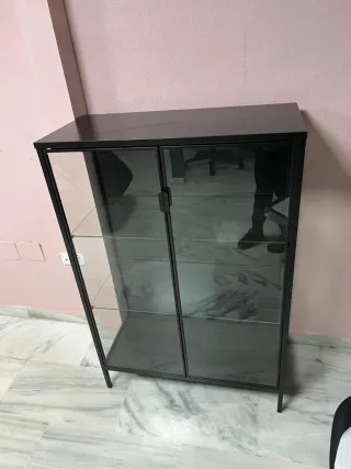 Vitrina expositora negra con puertas de cristal