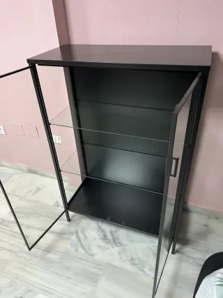 Vitrina expositora negra con puertas de cristal