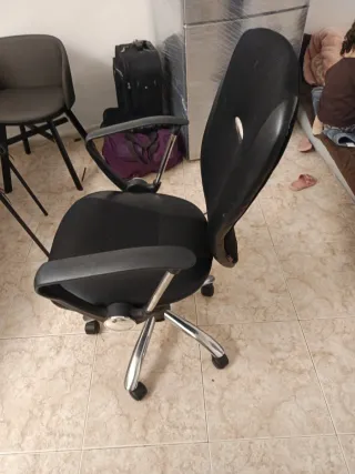 Silla de oficina negra y plateada