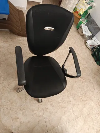 Silla de oficina negra y plateada