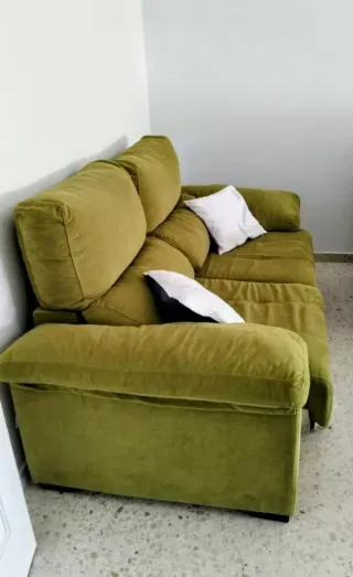 Sofá de 3 plazas extensible y reclinable.