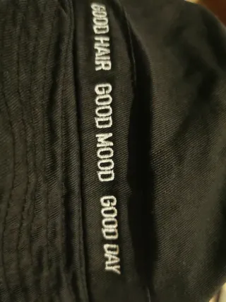 Gorro negro con letra K