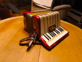 Acordeón Hohner Student IVM 1950s