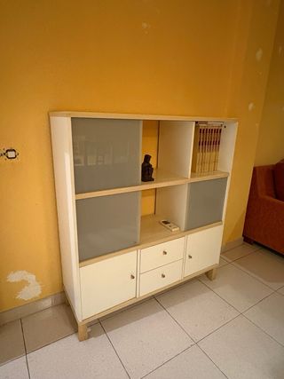 Mueble auxiliar IKEA madera y cristal