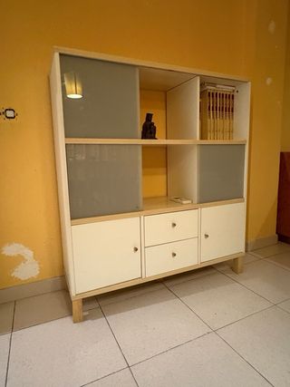 Mueble auxiliar IKEA madera y cristal