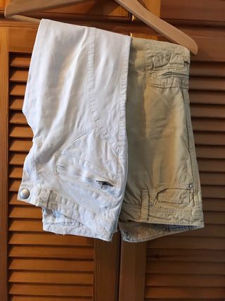 Dos pantalones pirata beige y blanco.