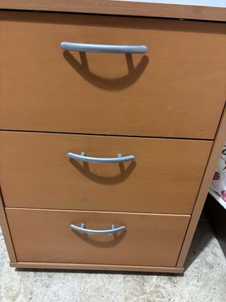 Mesita de noche de madera con 3 cajones