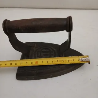 Plancha antigua de hierro fundido