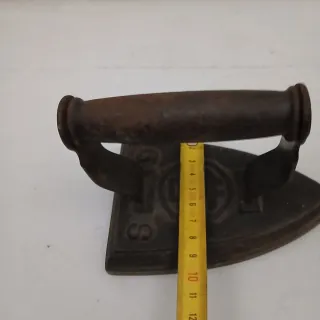 Plancha antigua de hierro fundido