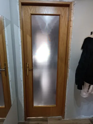 Puerta madera con cristal y manilla