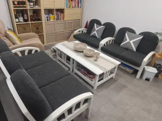 Conjunto de 3 sofás y 2 mesas de centro.