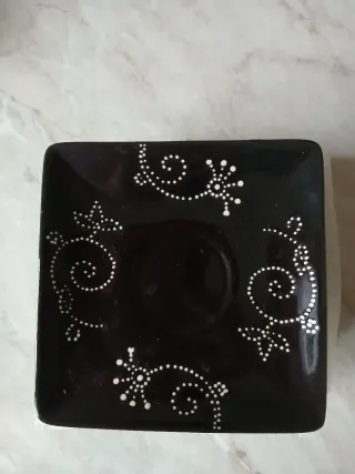 Servizio da caffè nero con decorazioni bianche