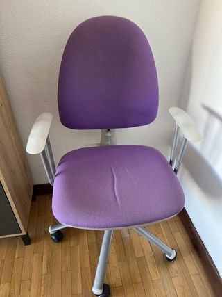 Silla de escritorio morada y blanca