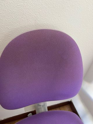 Silla de escritorio morada y blanca