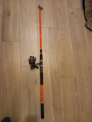 Caña de pescar marca Mitchell Neptune 220 naranja