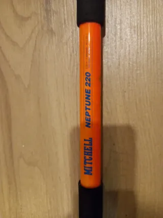 Caña de pescar marca Mitchell Neptune 220 naranja