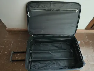 Maleta grande con ruedas negra