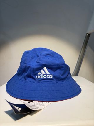 Gorro tipo bucket con flor de lis reversible