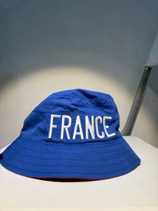 Gorro tipo bucket con flor de lis reversible