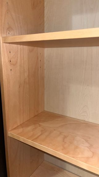 Estantería de madera color beige y marrón