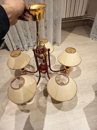 Lámpara techo dorada y rojo cerezo