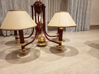 Lámpara techo dorada y rojo cerezo