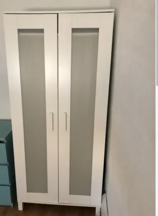 Armario Ikea blanco con puertas.