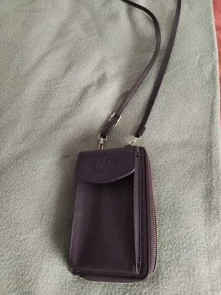Cartera de mano marrón con correa