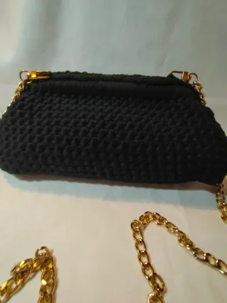 Borsa uncinetto nera con catena dorata