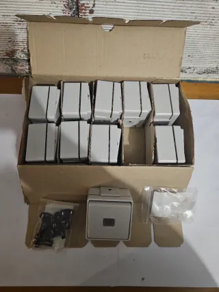 Pulsador Estanco Superficie JUNG