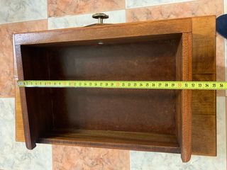 Mesita rústica de madera con cajón