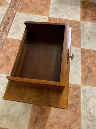 Mesita rústica de madera con cajón