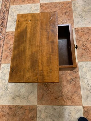 Mesita rústica de madera con cajón