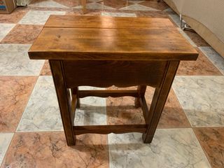 Mesita rústica de madera con cajón