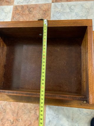 Mesita rústica de madera con cajón