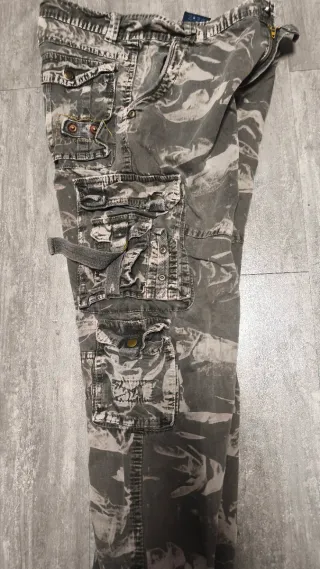 Pantalón camuflaje gris