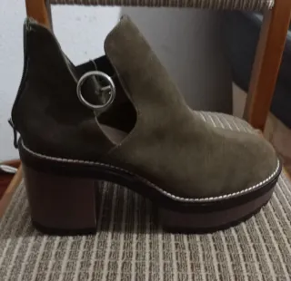 Botín tacón grueso verde caqui