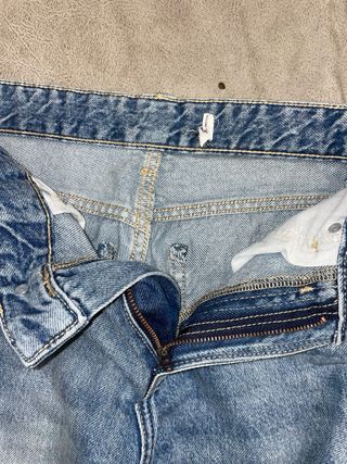 Pantalones tejanos anchos desgastados