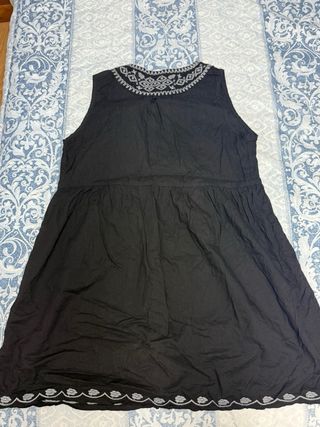 Blusa sin mangas bordada mujer