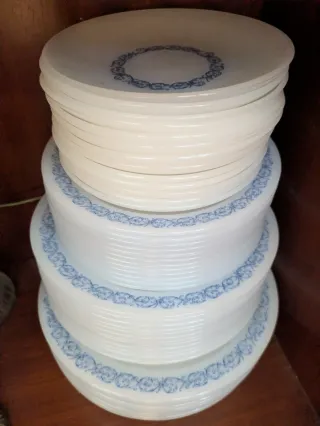 Vajilla blanca con borde azul