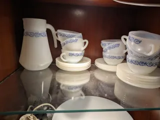 Vajilla blanca con borde azul